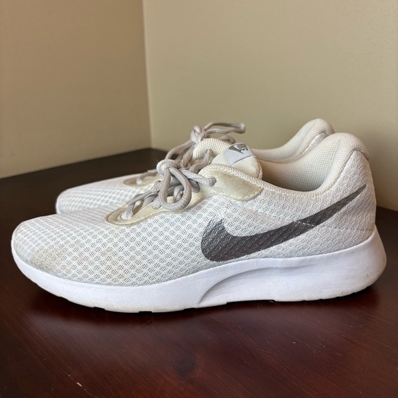 Nike Tanjun Sneakers Tennis Shoes Women's Size 10 White Metallic Silver Swoosh - Picture 2 of 6